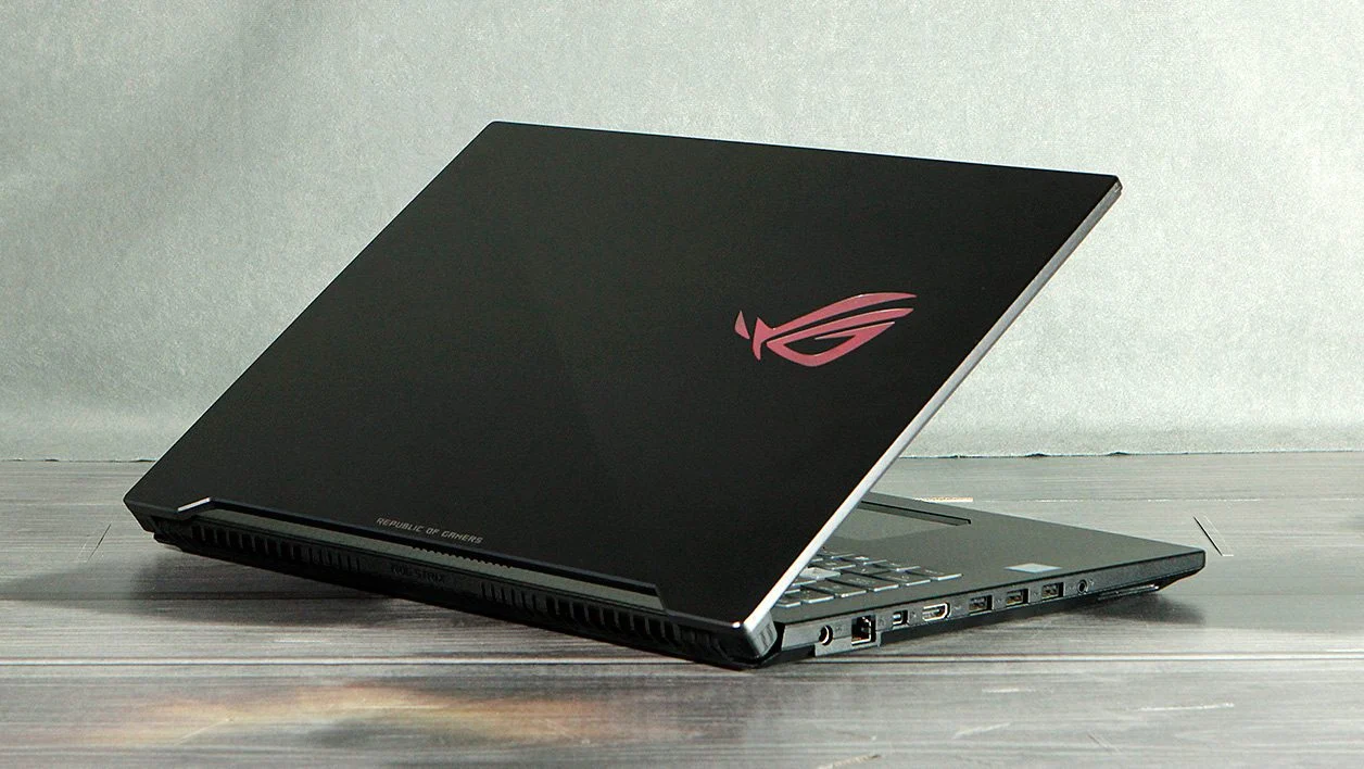 Asus ROG Strix Scar II GL704 10