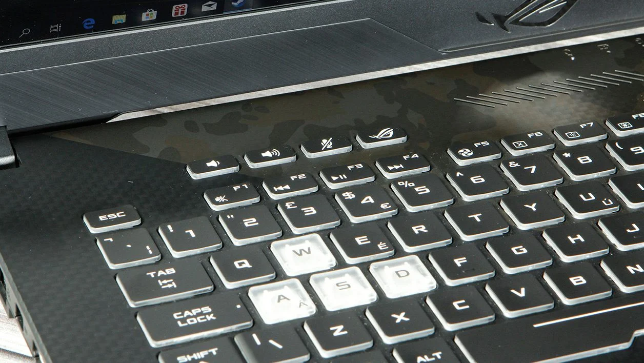 Asus ROG Strix Scar II GL704 9