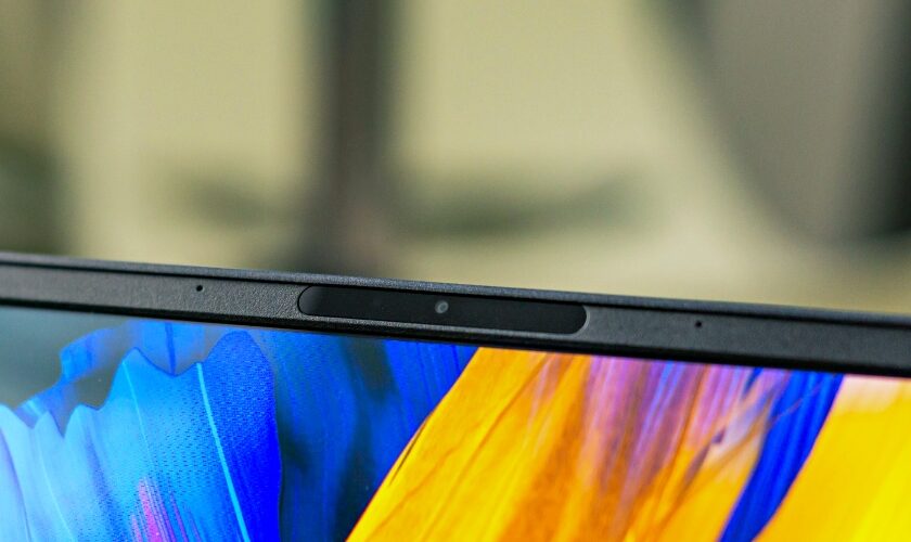 Đánh giá Asus Zenbook S 13 OLED: Mỏng nhẹ, mạnh mẽ, đáng mua? 28 Asus Zenbook S 13 Oled 1 e1740820039430