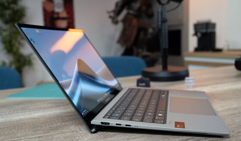 Đánh giá Asus Zenbook S 13 OLED: Mỏng nhẹ, mạnh mẽ, đáng mua? 24 Asus Zenbook S 13 Oled 10 e1740819884742