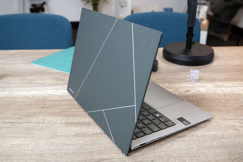 Đánh giá Asus Zenbook S 13 OLED: Mỏng nhẹ, mạnh mẽ, đáng mua? 23 Asus Zenbook S 13 Oled 11