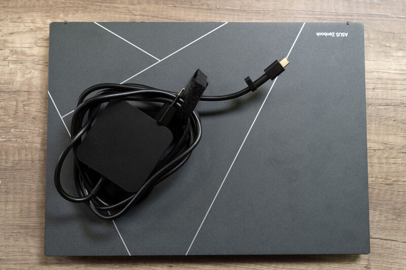 Đánh giá Asus Zenbook S 13 OLED: Mỏng nhẹ, mạnh mẽ, đáng mua? 37 Asus Zenbook S 13 Oled 3