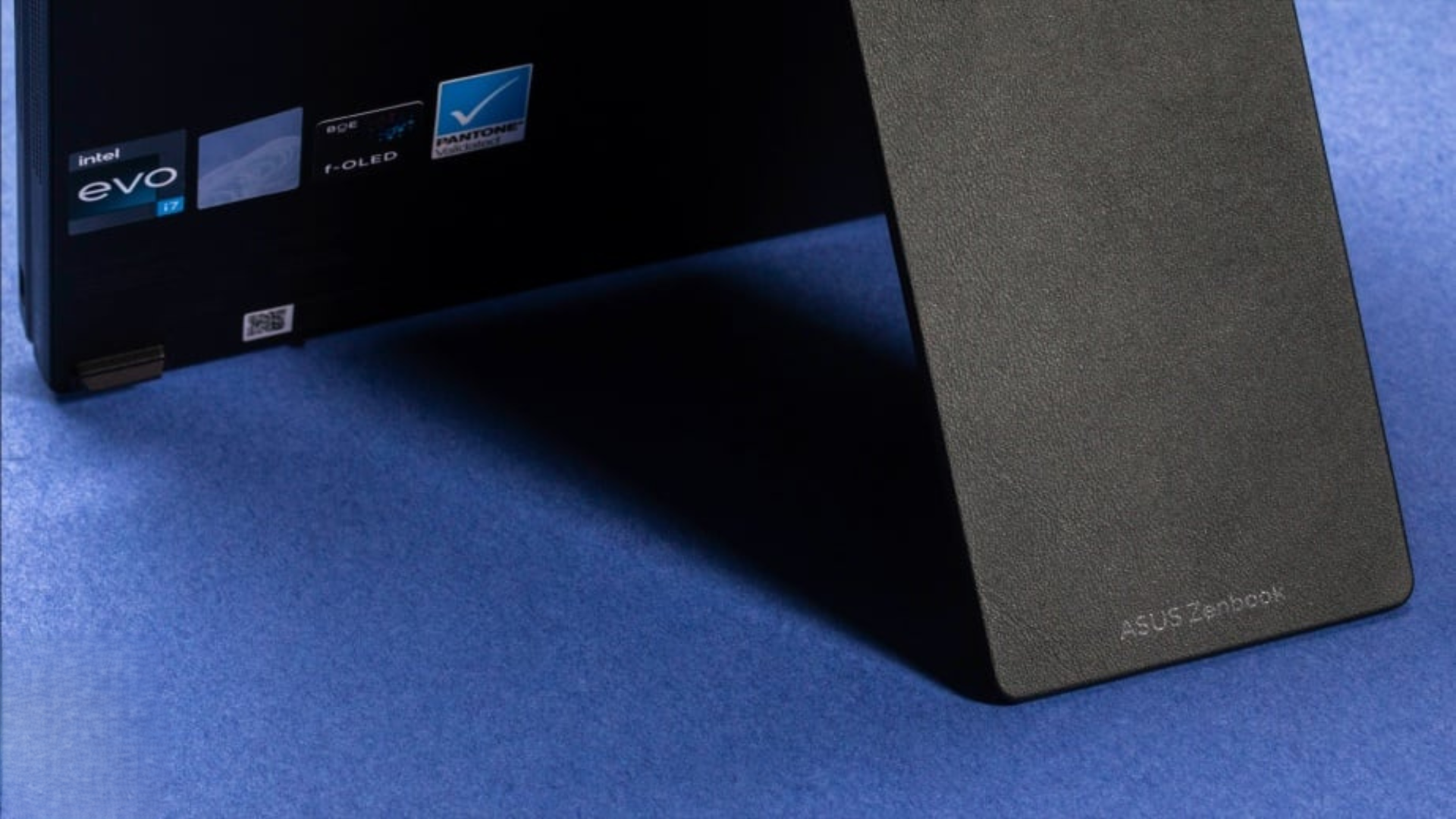 Đánh giá Asus Zenbook 17 Fold OLED: Máy tính xách tay gập đầy tiềm năng 21 Danh gia Asus Zenbook 17 Fold OLED May tinh xach tay gap day tiem nang 8