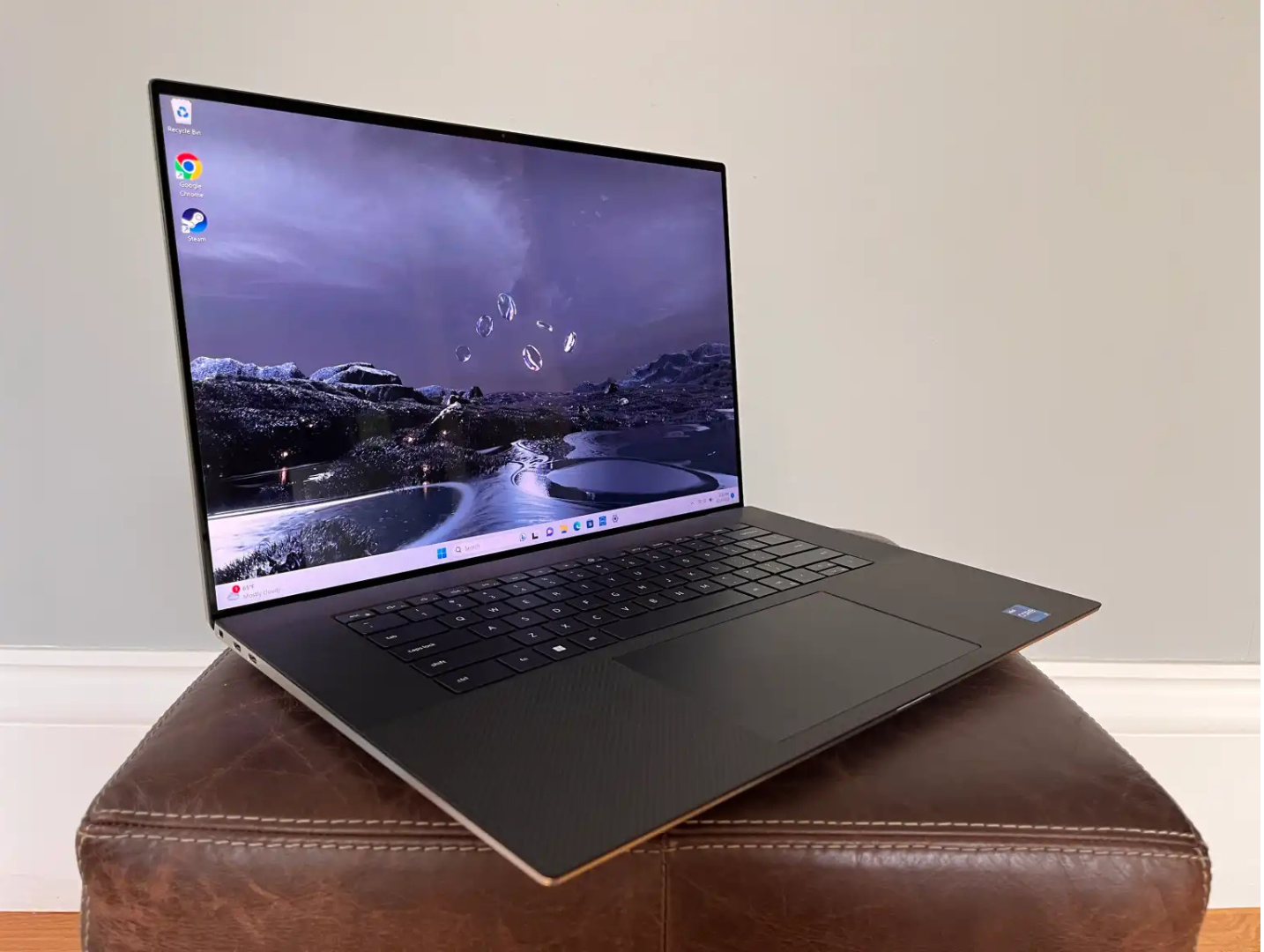 Danh gia Dell XPS 17 9730 Man hinh rong rai hieu suat manh nhung thieu OLED 1 e1741935516301