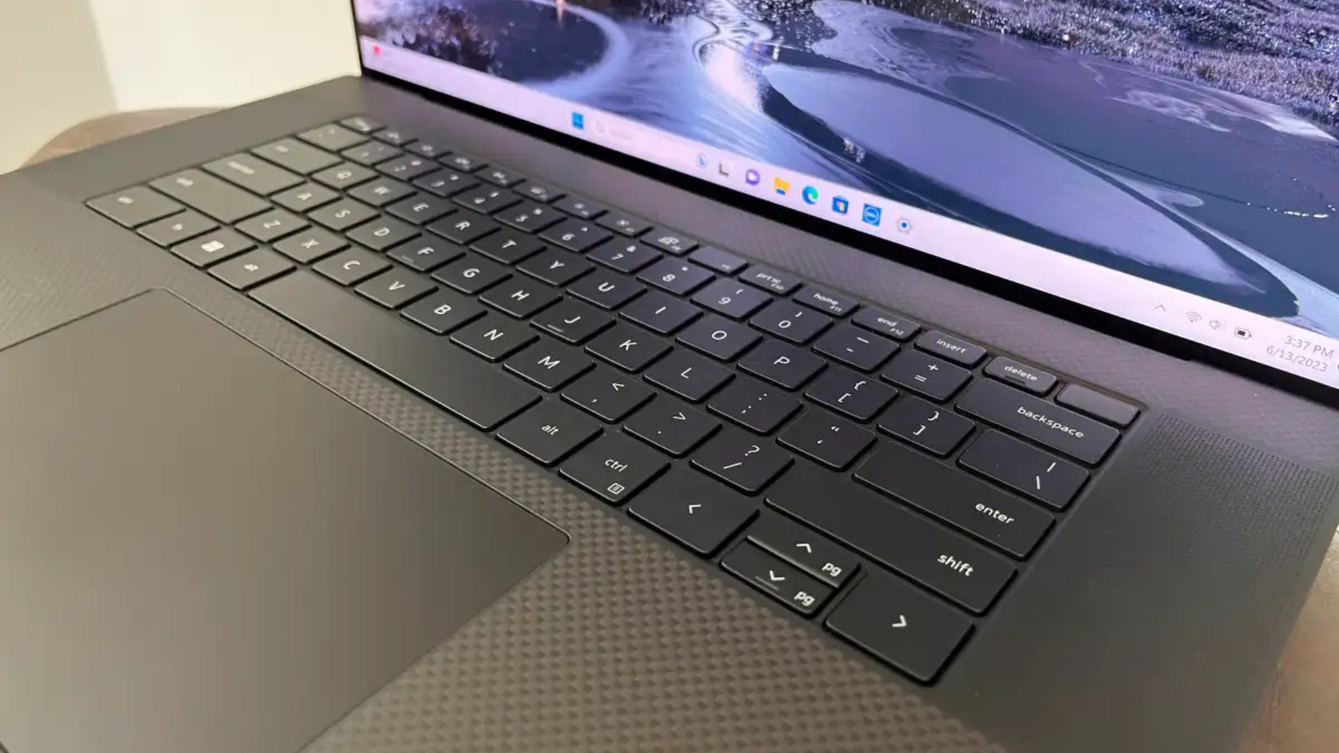 Danh gia Dell XPS 17 9730 Man hinh rong rai hieu suat manh nhung thieu OLED 4