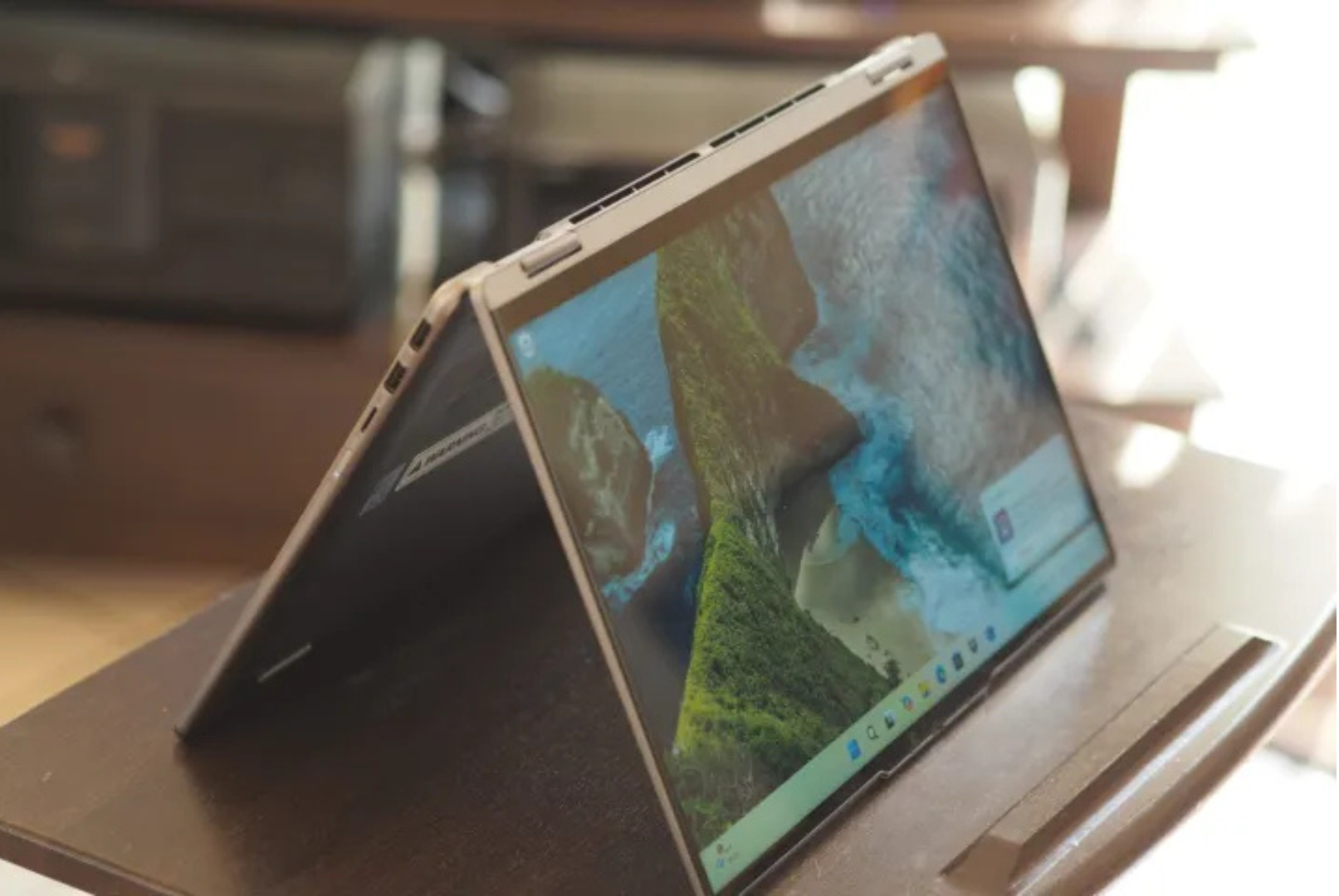 Đánh giá Lenovo Yoga 7 2-in-1 16: Laptop 16 inch giá tốt, nhưng màn hình cần cải thiện 14 Danh gia Lenovo Yoga 7 2 in 1 16 Laptop 16 inch gia tot nhung man hinh can cai thien 3 e1741777152420