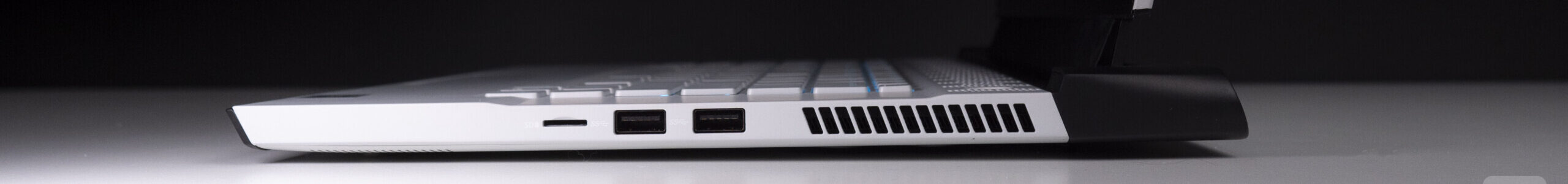 Khám phá Dell Alienware m15 R4 - Laptop gaming đáng mơ ước cho mọi game thủ 15 Dell Alienware m15 R4 1 e1741976328179