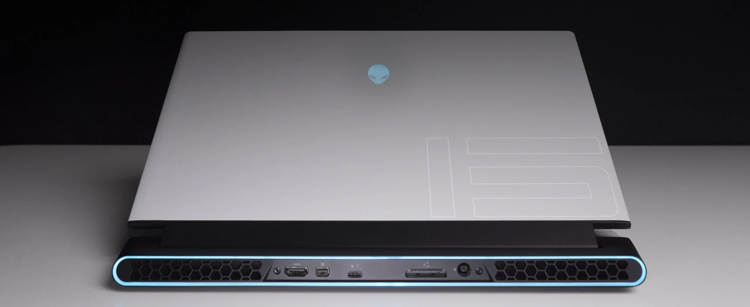 Khám phá Dell Alienware m15 R4 - Laptop gaming đáng mơ ước cho mọi game thủ 13 Dell Alienware m15 R4 2 e1741976237402