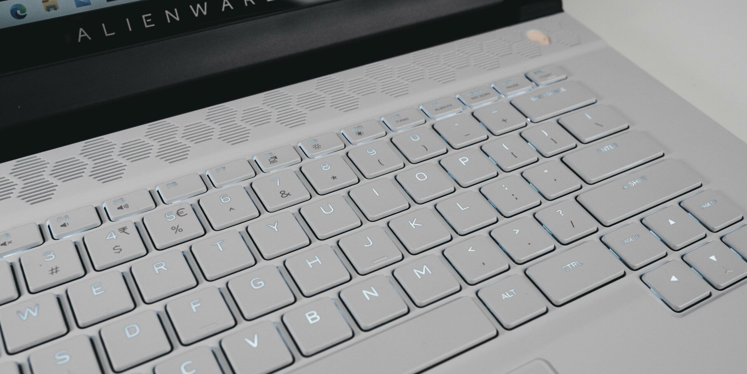 Khám phá Dell Alienware m15 R4 - Laptop gaming đáng mơ ước cho mọi game thủ 17 Dell Alienware m15 R4 3 e1741976475851