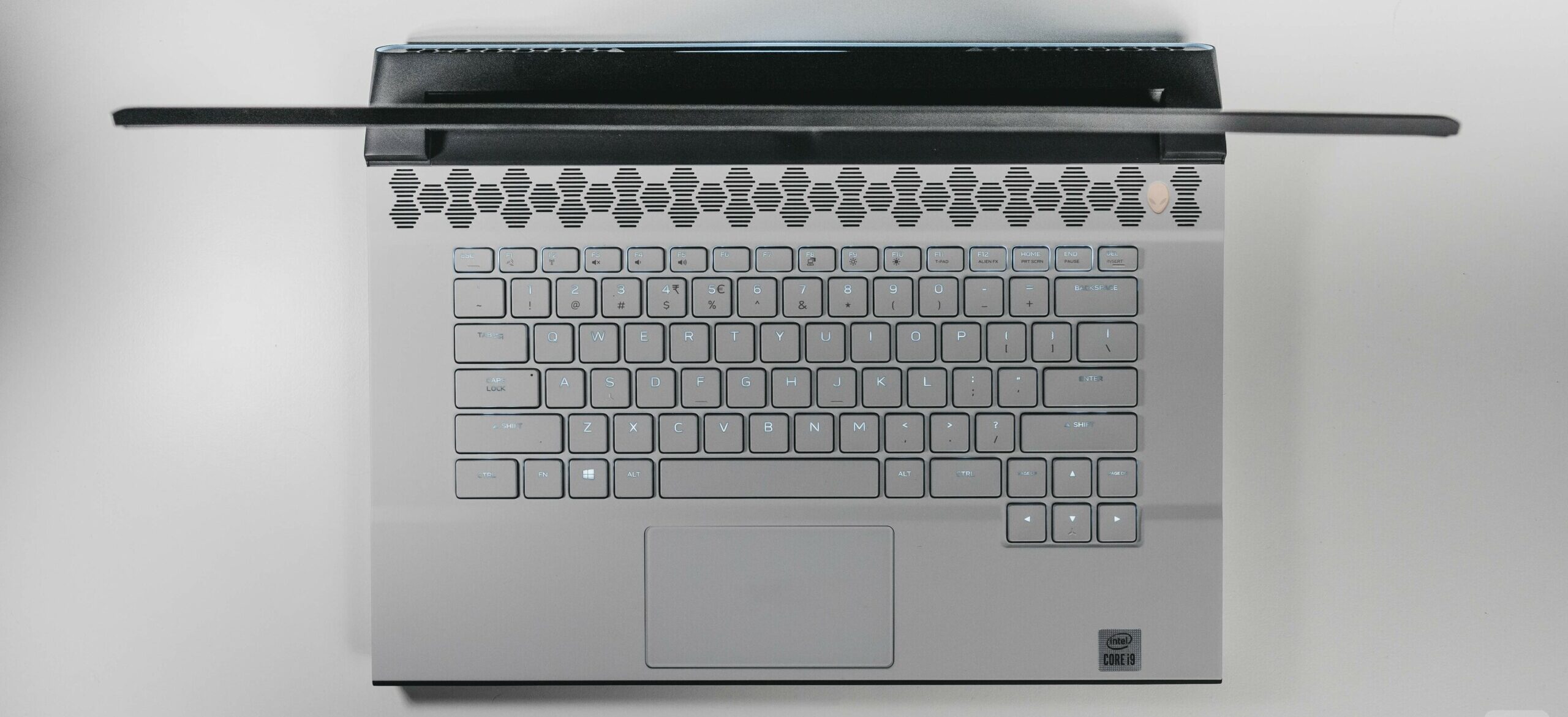 Khám phá Dell Alienware m15 R4 - Laptop gaming đáng mơ ước cho mọi game thủ 16 Dell Alienware m15 R4 4 e1741976424808