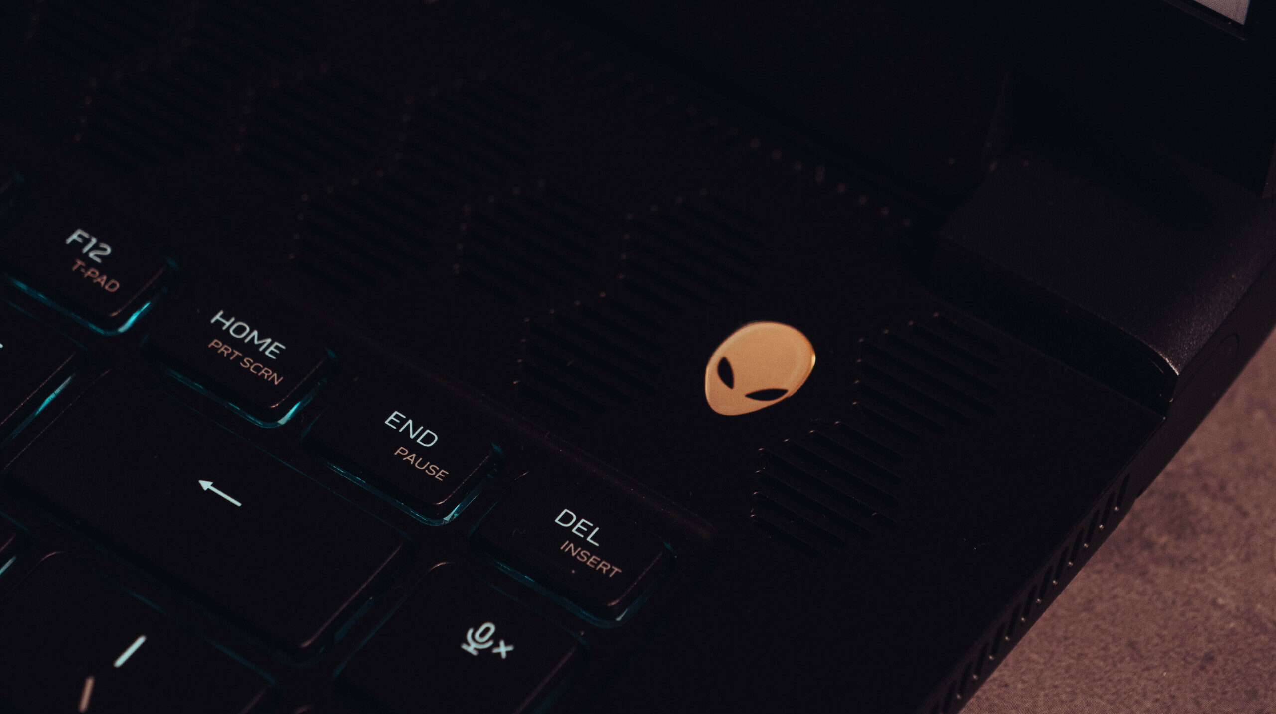 Đánh giá Dell Alienware m15 R5 (AMD): Hiệu năng vượt trội, thiết kế đậm chất gaming 23 Dell Alienware m15 R5 8 e1741965557929
