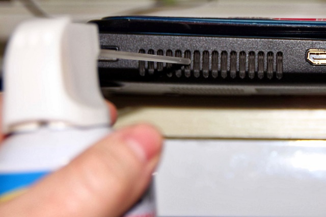 Làm thế nào để laptop không bị nóng khi sử dụng thời gian lâu? 23 Dung khi nen de thoi bui o khe tan nhiet