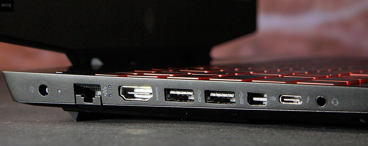 Đánh giá HP Omen 15 (2019) - Laptop gaming đẹp mắt, hiệu suất khủng 19 HP Omen 15 2019 14 e1742711324761