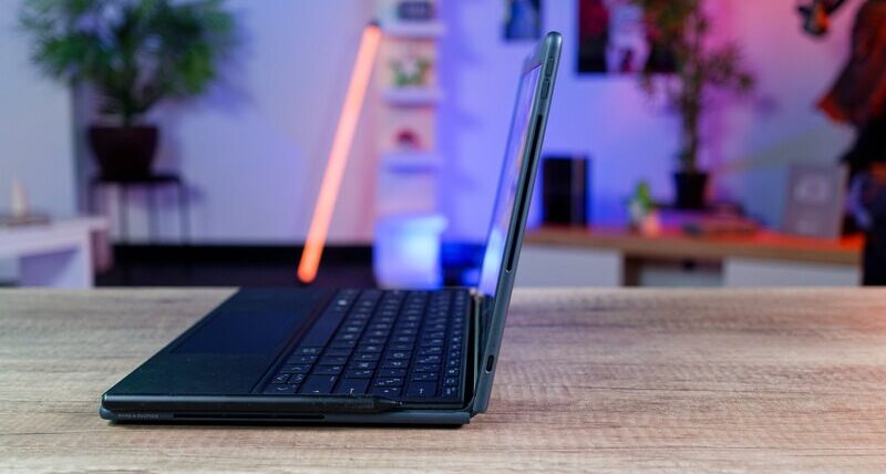 Trải nghiệm HP Spectre Foldable 17 - Sự kết hợp tinh tế giữa thiết kế gập và hiệu suất mạnh mẽ 34 HP Spectre Foldable 17 1 e1741690535100