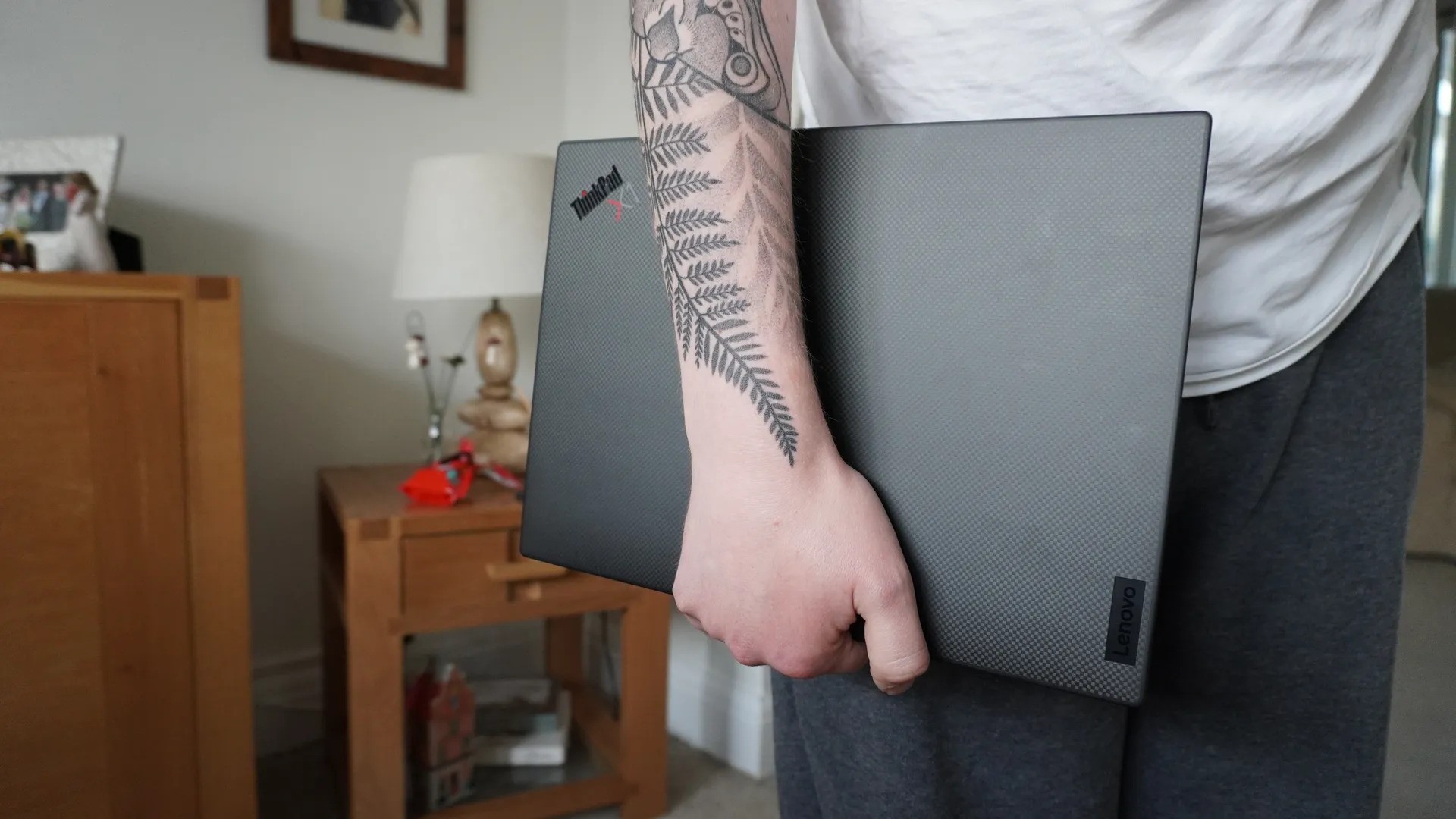 Lenovo ThinkPad X1 Carbon Gen 10 01