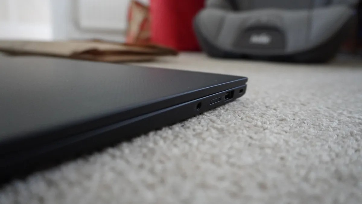 Lenovo ThinkPad X1 Carbon Gen 10 05