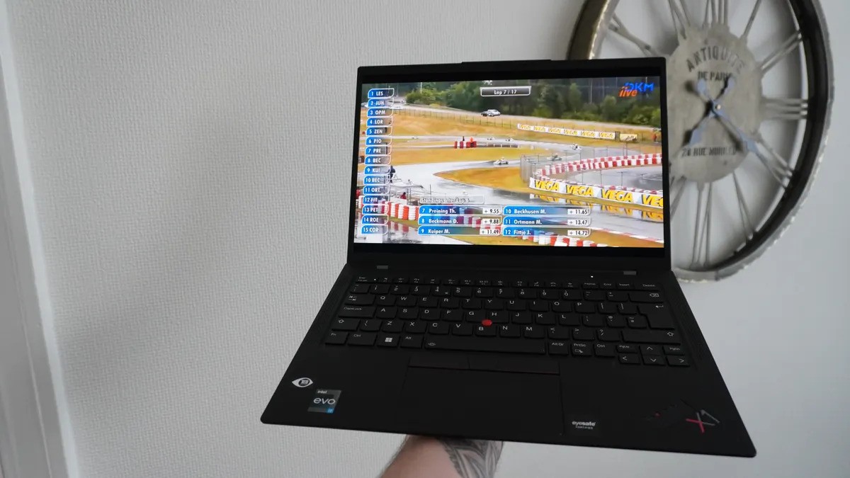 Lenovo ThinkPad X1 Carbon Gen 10 06