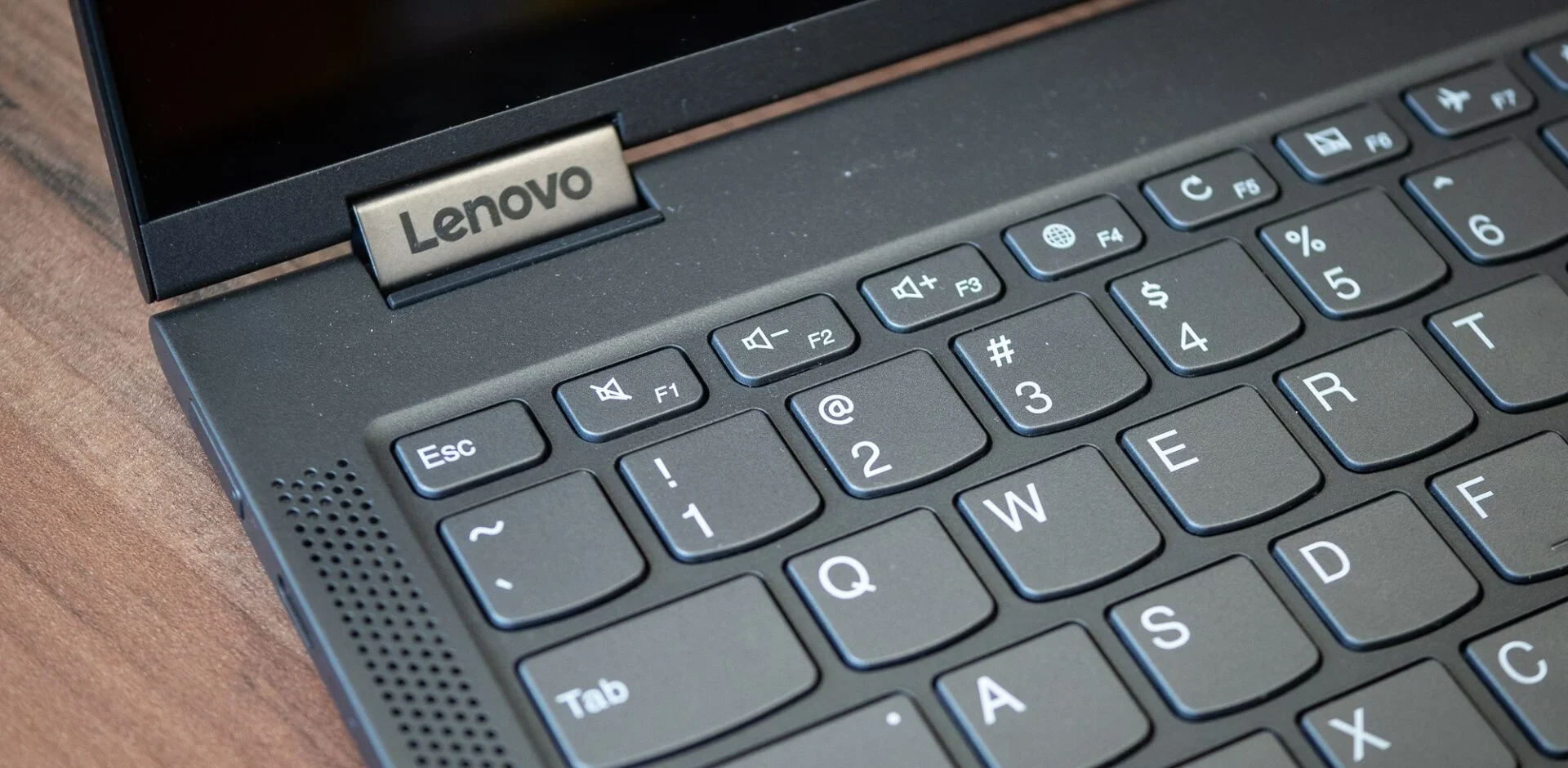 Khám phá Lenovo Yoga C630-13Q50: Thiết kế đỉnh cao, hiệu suất bền bỉ 16 Lenovo Yoga C630 13Q50 6 e1743061980292