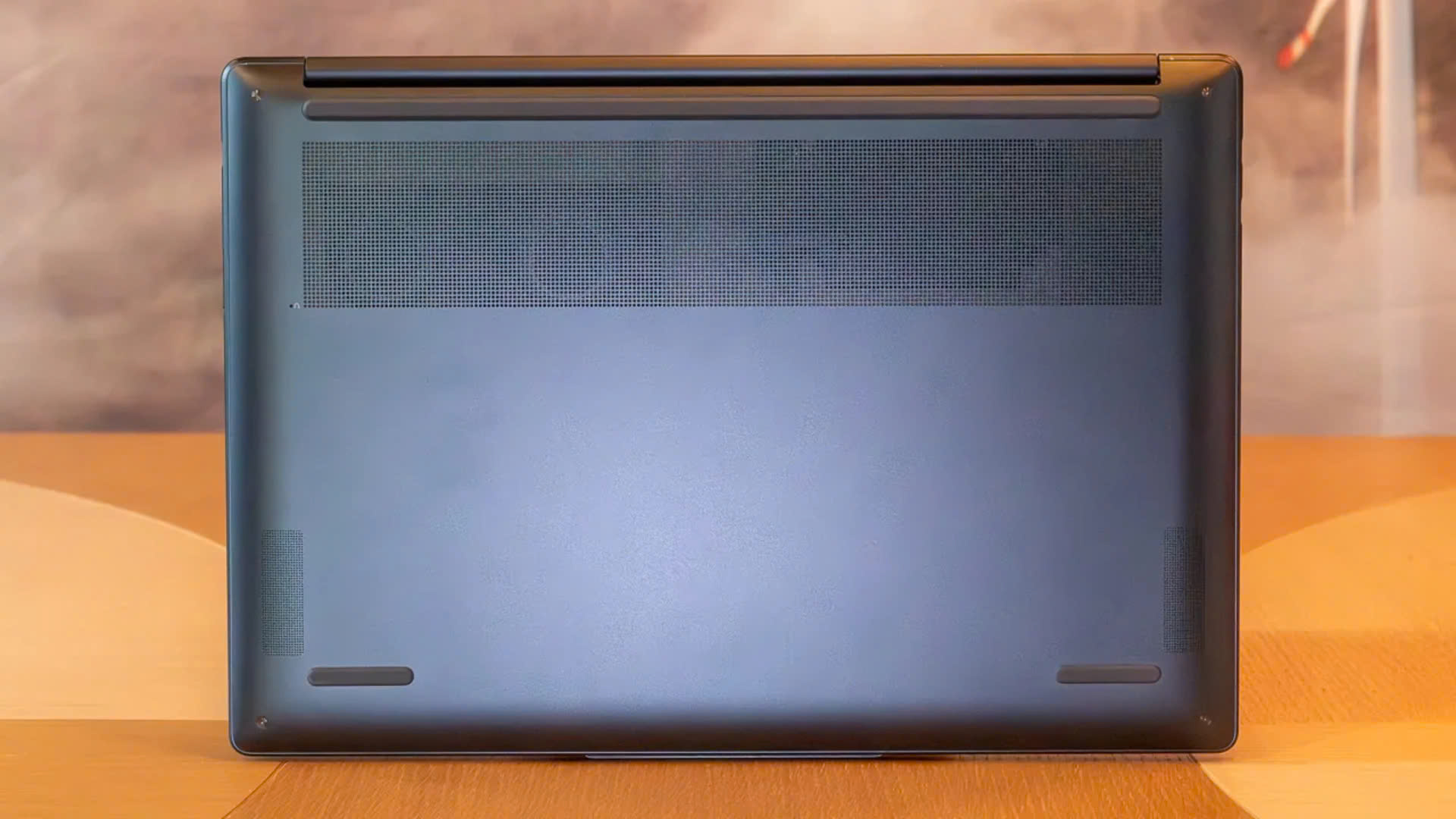 Lenovo Yoga Slim 7x (Snapdragon): Mỏng nhẹ và ấn tượng với màn hình OLED 14 Lenovo Yoga Slim 7x Snapdragon Mong nhe va an tuong voi man hinh OLED 7