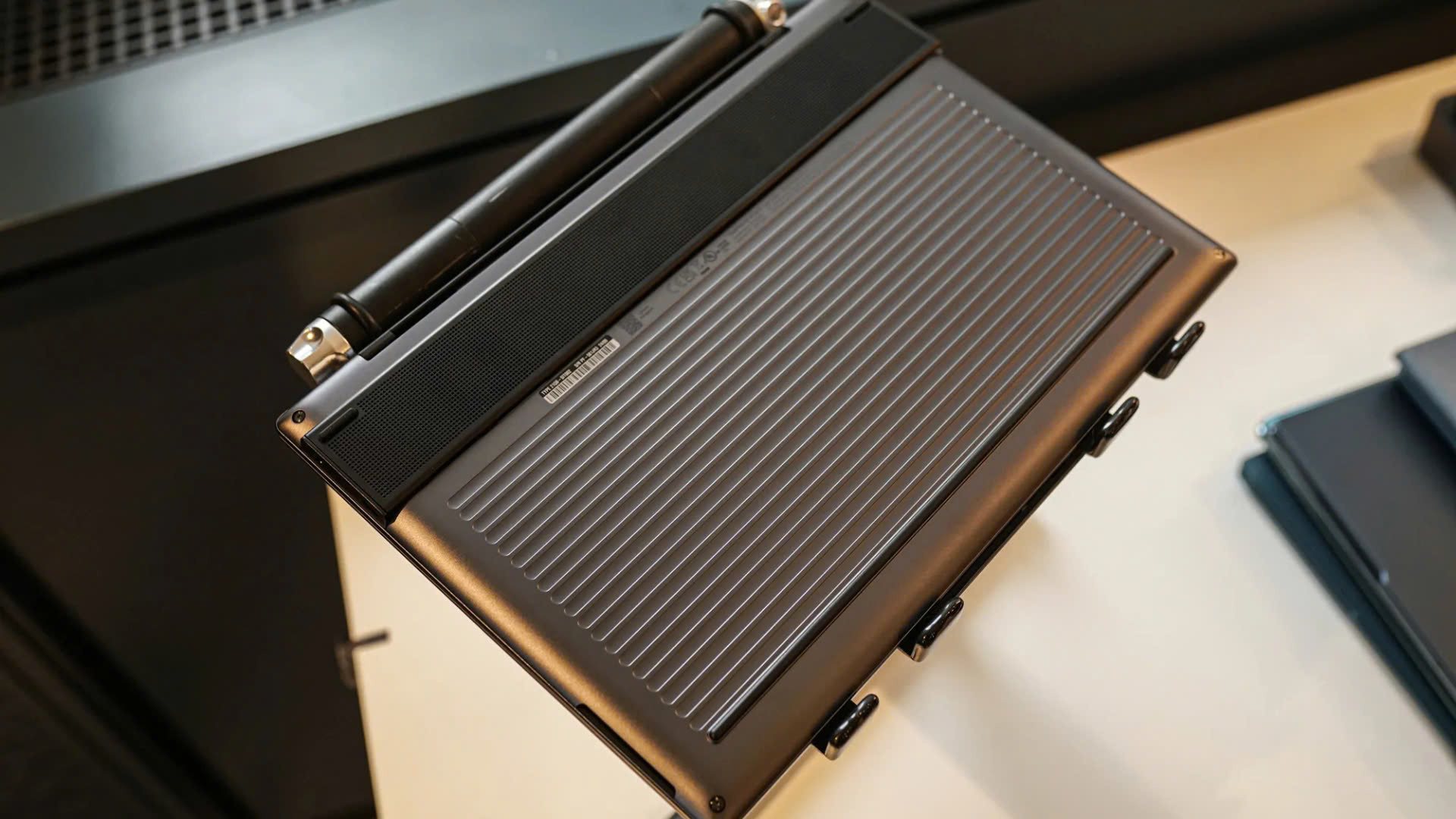Lenovo chính thức loại bỏ Trackpoint trên dòng ThinkPad X9 tại CES 2025 7 Lenovo chinh thuc loai bo Trackpoint tren dong ThinkPad X9 tai CES 2025