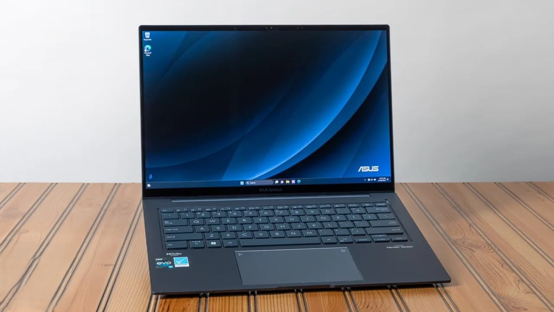 Những chiếc Laptop OLED tốt nhất năm 2025 11 Nhung chiec Laptop OLED tot nhat nam 2025 1