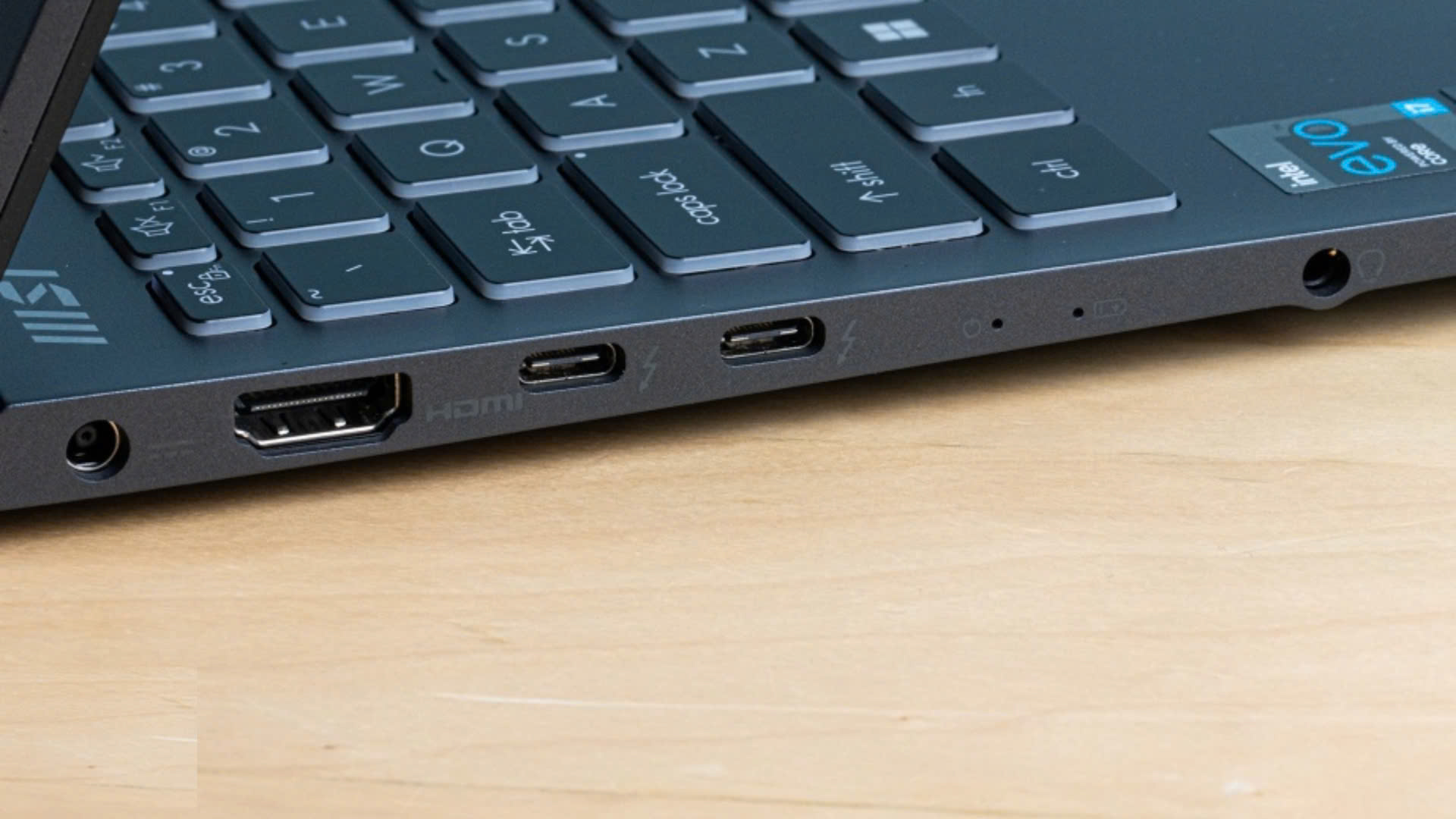 Thunderbolt 5 là gì? Những điều bạn cần biết về cổng kết nối siêu tốc này 6 Thunderbolt 5 la gi Nhung dieu ban can biet ve cong ket noi sieu toc nay 3