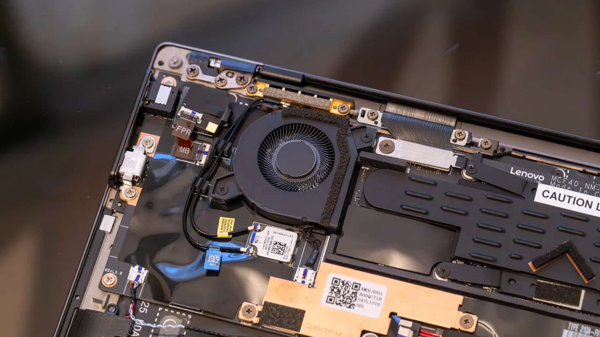 Trên tay: Lenovo ThinkPad X9 Aura Edition – Cuộc đối đầu mạnh mẽ với MacBook Air 18 Tren tay Lenovo ThinkPad X9 Aura Edition – Cuoc doi dau manh me voi MacBook Air 9