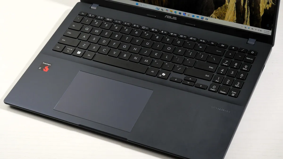 Đánh giá Asus Vivobook 16 (2025) - Màn hình 16 inch sắc nét, nâng tầm trải nghiệm cho công việc và giải trí 30 Asus Vivobook 16 2025 4