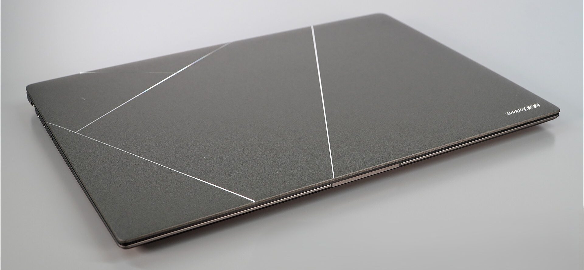 Đánh giá Asus Zenbook S14 OLED UX5406 – Tuyệt tác mỏng nhẹ, hiệu năng mạnh mẽ! 10 Asus Zenbook S14 OLED UX5406 2 e1744434000830