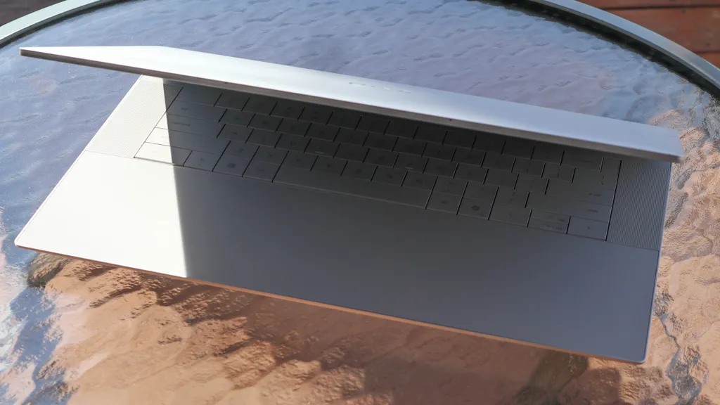 Đánh giá Dell XPS 16 9640 (2024) - Đỉnh cao công nghệ trong vẻ đẹp tinh tế, sự hoàn hảo dành cho dân sáng tạo 19 Dell XPS 16 9640 1