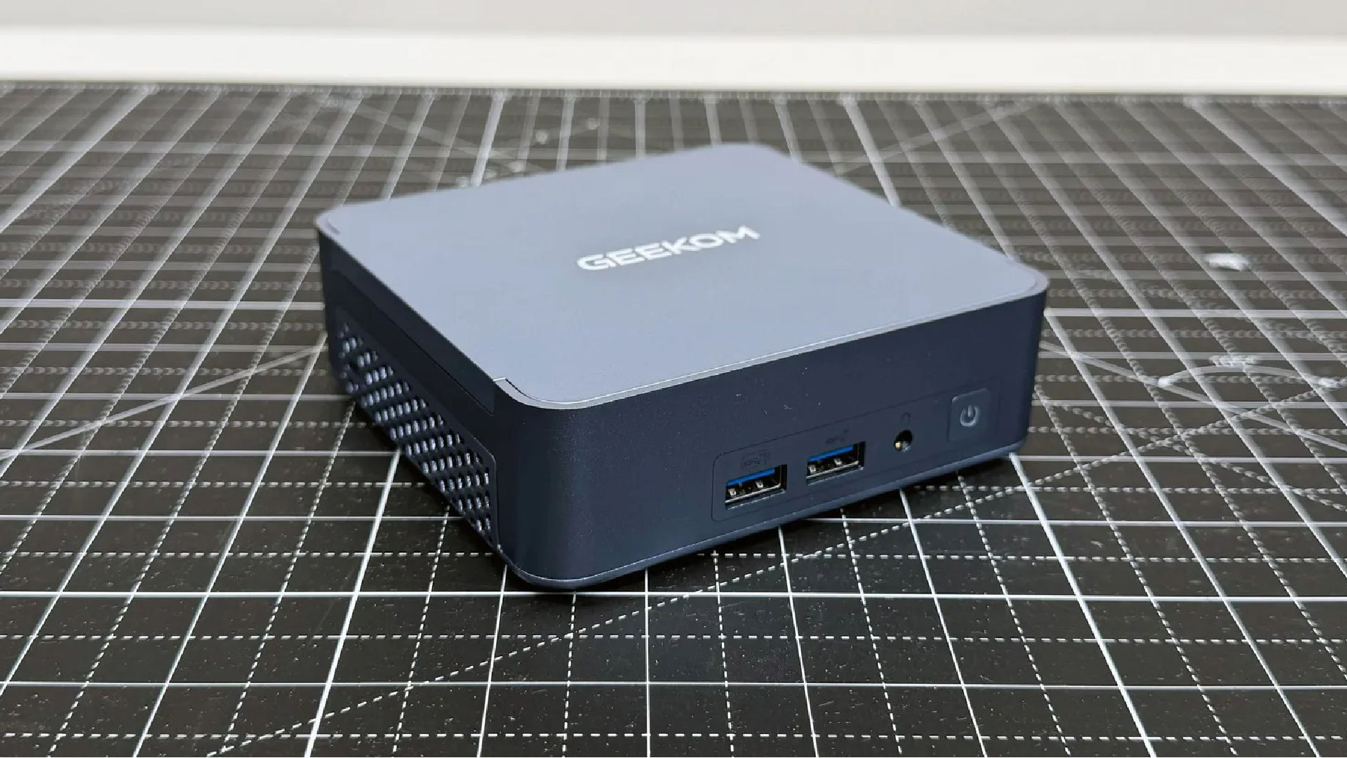 Geekom AX8 Pro 1 01