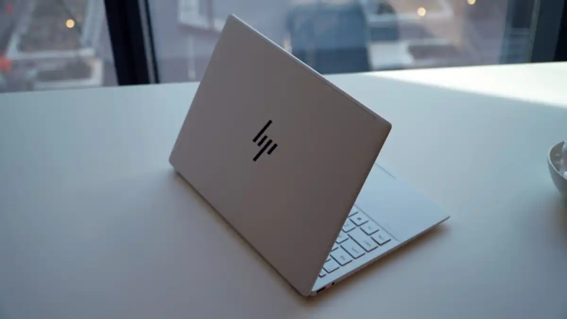 HP OmniBook 7 Aero 2025: Đánh giá chi tiết laptop siêu nhẹ với Ryzen AI mạnh mẽ 6 HP OmniBook 7 Aero 2025 Danh gia chi tiet laptop sieu nhe voi Ryzen AI manh me 3