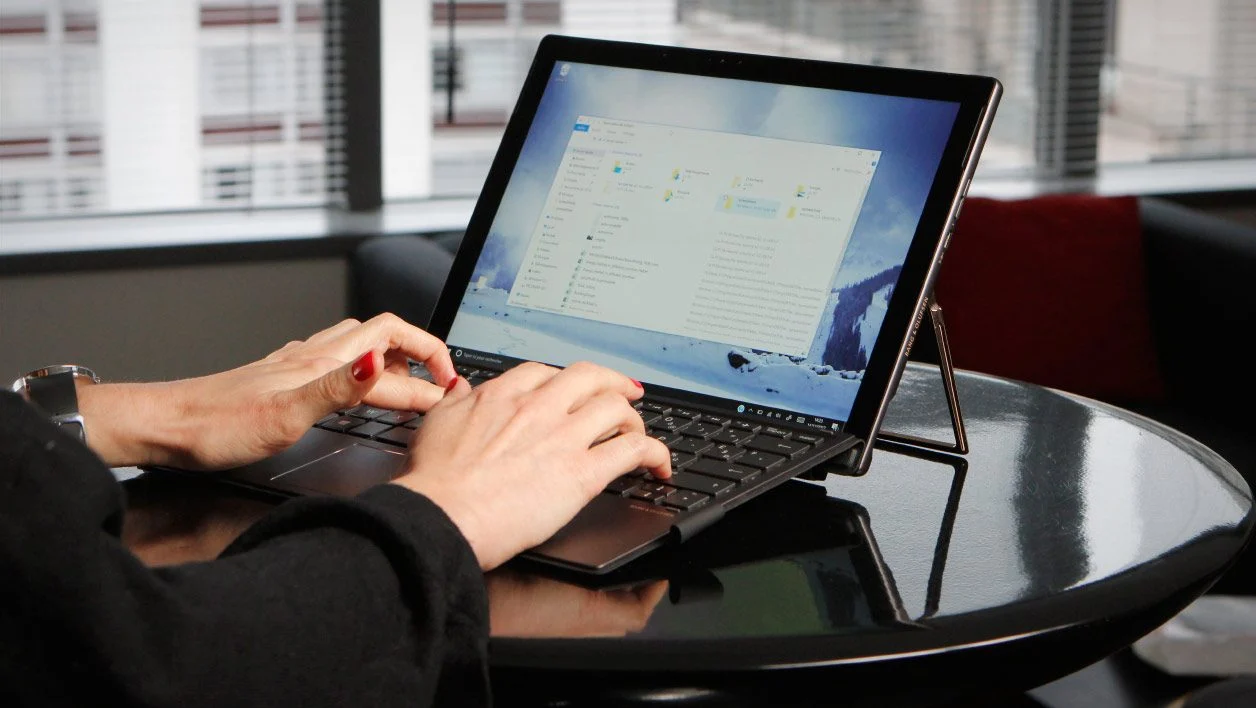 Laptop nào tốt nhất cho dân IT (lập trình viên)? Top 5 laptop đáng mua nhất 2025 25 HP Spectre x2 12 c001nf 8