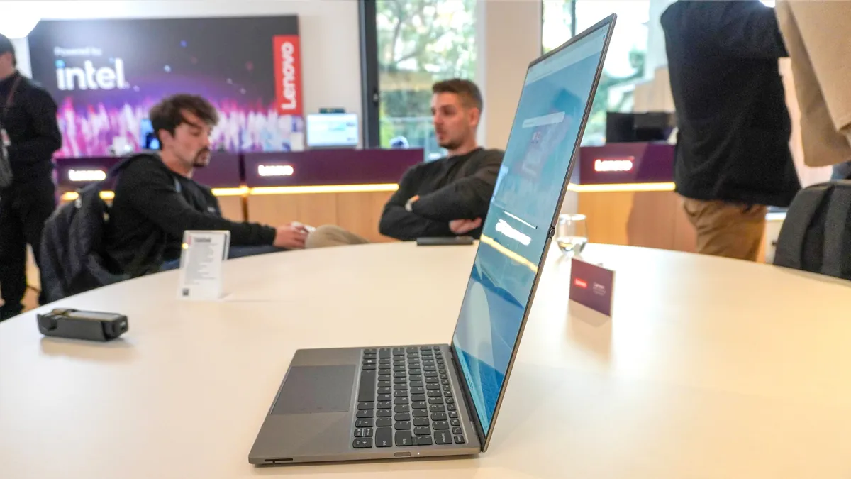 Đánh giá Lenovo ThinkBook Flip - Tăng tốc đa nhiệm với màn hình OLED siêu cao 11 Lenovo ThinkBook Flip 6