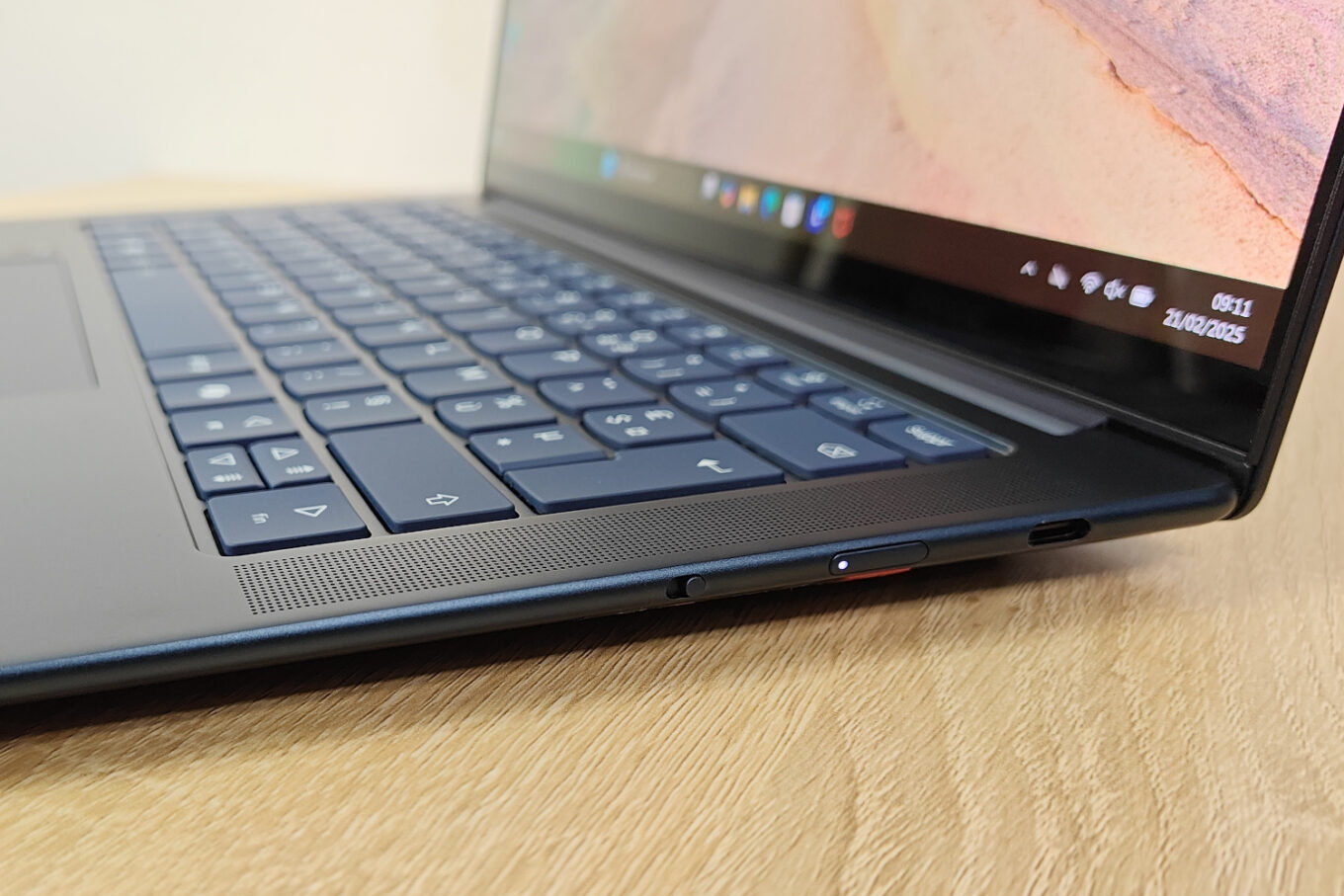 Đánh giá Lenovo Yoga Slim 7x Gen9 (14Q8X9) - Mỏng nhẹ, mạnh mẽ, hiện đại 24 Lenovo Yoga Slim 7x Gen9 4