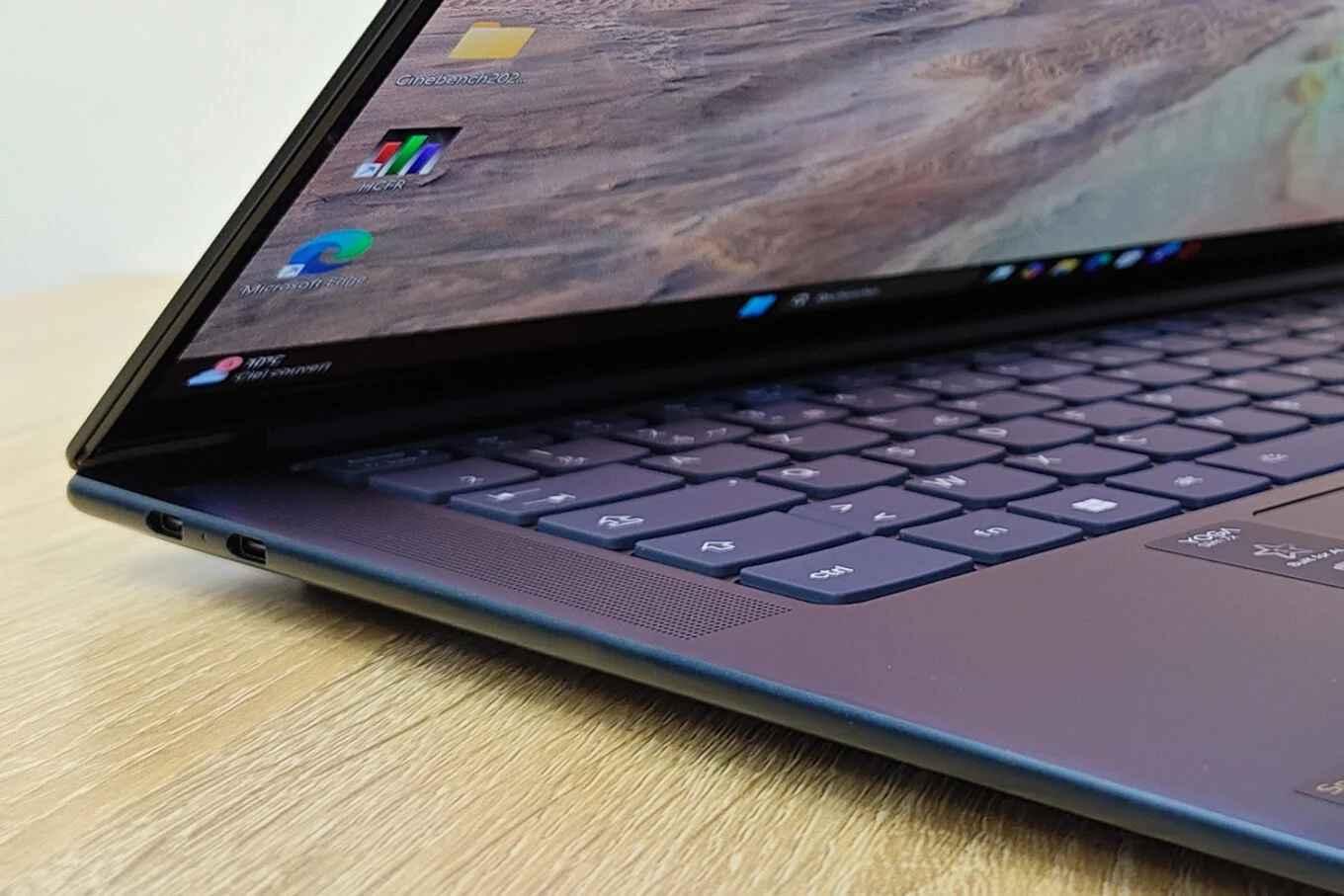 Đánh giá Lenovo Yoga Slim 7x Gen9 (14Q8X9) - Mỏng nhẹ, mạnh mẽ, hiện đại 23 Lenovo Yoga Slim 7x Gen9 4