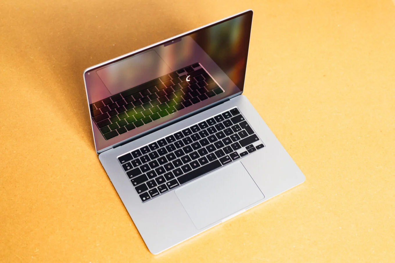 Trải nghiệm Apple MacBook Air M4 (2025) - Siêu mỏng, siêu mạnh, siêu đáng giá! 17 MacBook Air M4 2025 13