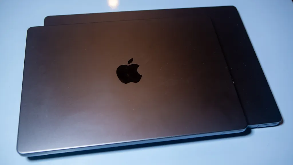 Khám phá MacBook Pro M4 (14 & 16 inch): Lên tầm đỉnh cao với chip M4 và màn hình xuất sắc 18 MacBook Pro M4 12