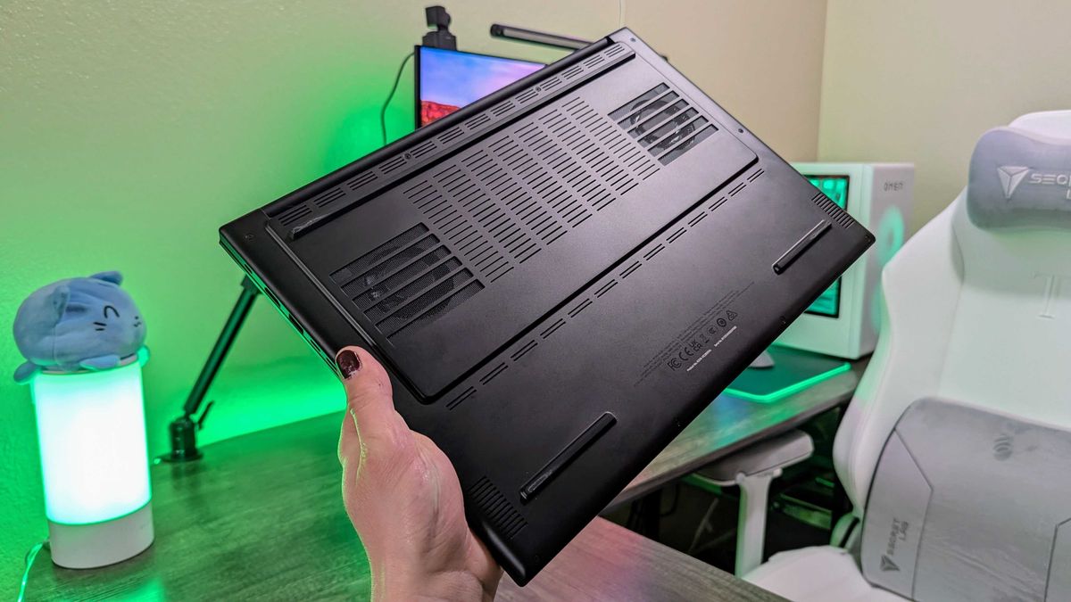 Tôi quyết định xem liệu thiết kế lại của Razer Blade 16, AMD và RTX 50-series có đưa laptop này trở lại vị trí hàng đầu hay không 25 The Razer Blade 16 2025 10