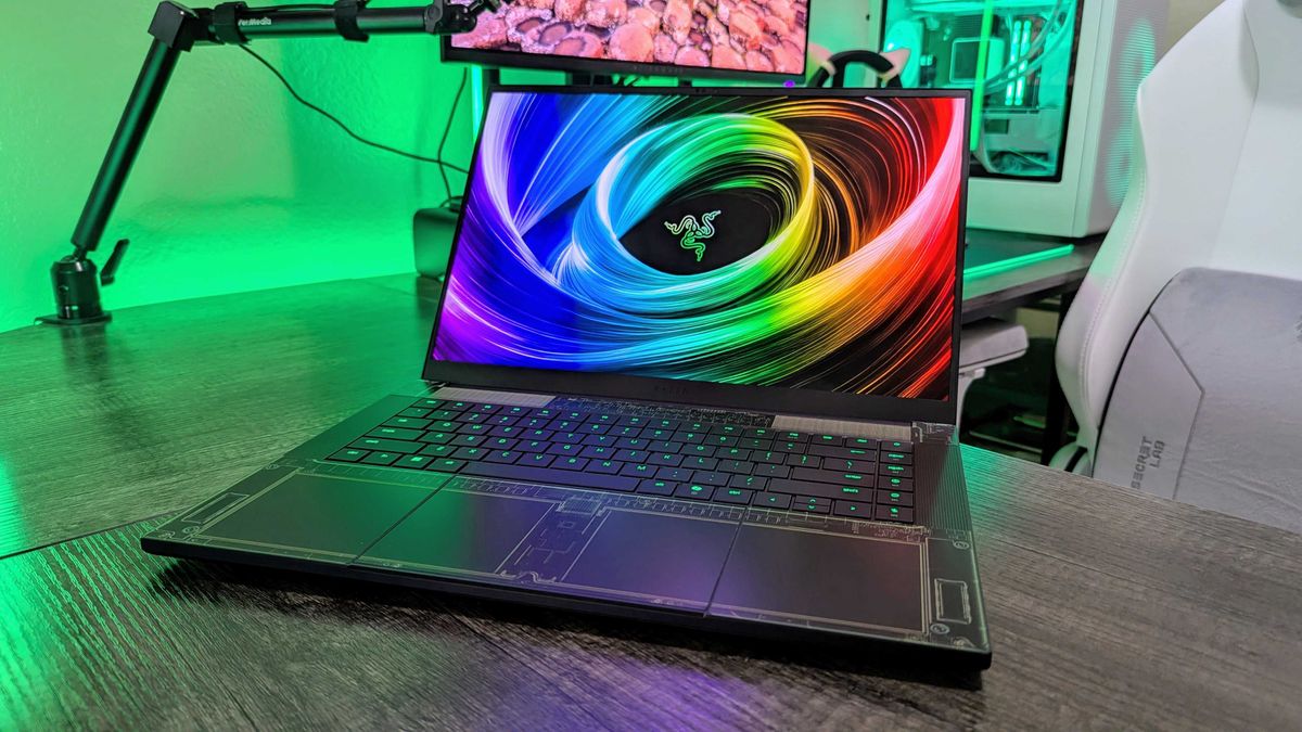 Tôi quyết định xem liệu thiết kế lại của Razer Blade 16, AMD và RTX 50-series có đưa laptop này trở lại vị trí hàng đầu hay không 17 The Razer Blade 16 2025 2