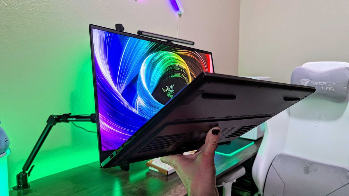 Tôi quyết định xem liệu thiết kế lại của Razer Blade 16, AMD và RTX 50-series có đưa laptop này trở lại vị trí hàng đầu hay không 18 The Razer Blade 16 2025 3