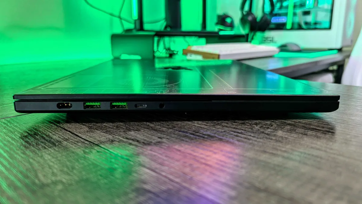 Tôi quyết định xem liệu thiết kế lại của Razer Blade 16, AMD và RTX 50-series có đưa laptop này trở lại vị trí hàng đầu hay không 19 The Razer Blade 16 2025 4