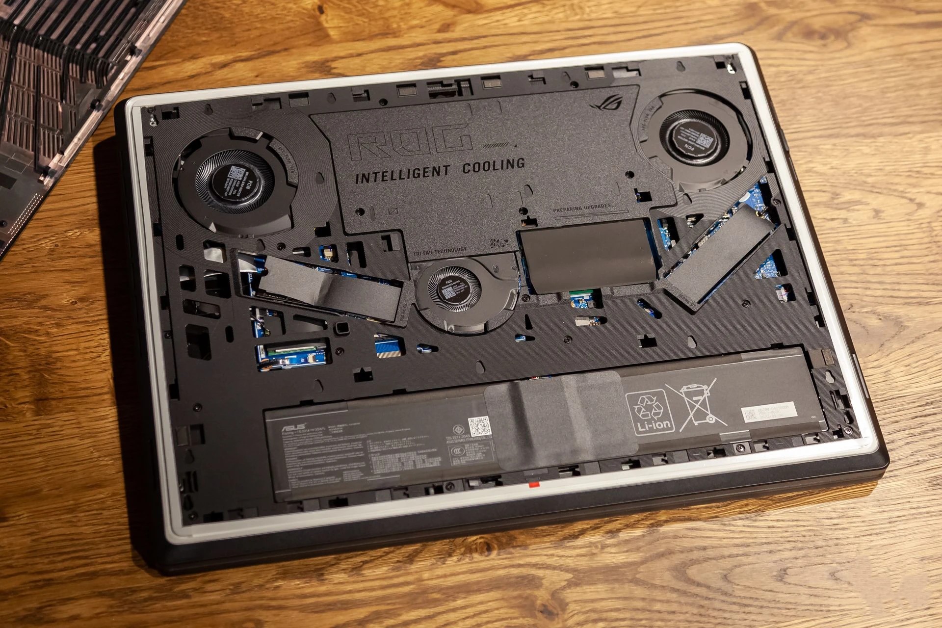 Đánh giá ASUS ROG Strix SCAR 18 (2025) - Chiếc laptop gaming vượt xa mọi kỳ vọng 61 ASUS ROG Strix SCAR 18 2025 51