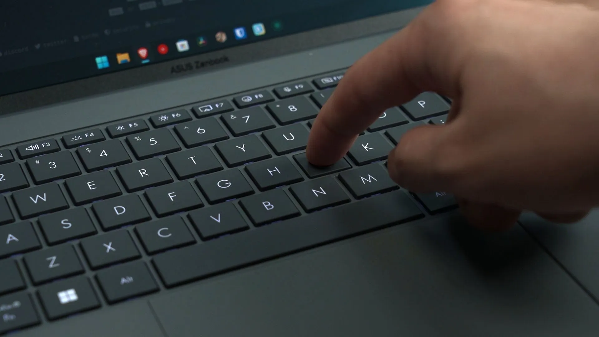 Đánh giá ASUS Zenbook A14 UX3407 - Người bạn đồng hành lý tưởng cho cuộc sống năng động 28 ASUS Zenbook A14 UX3407 11