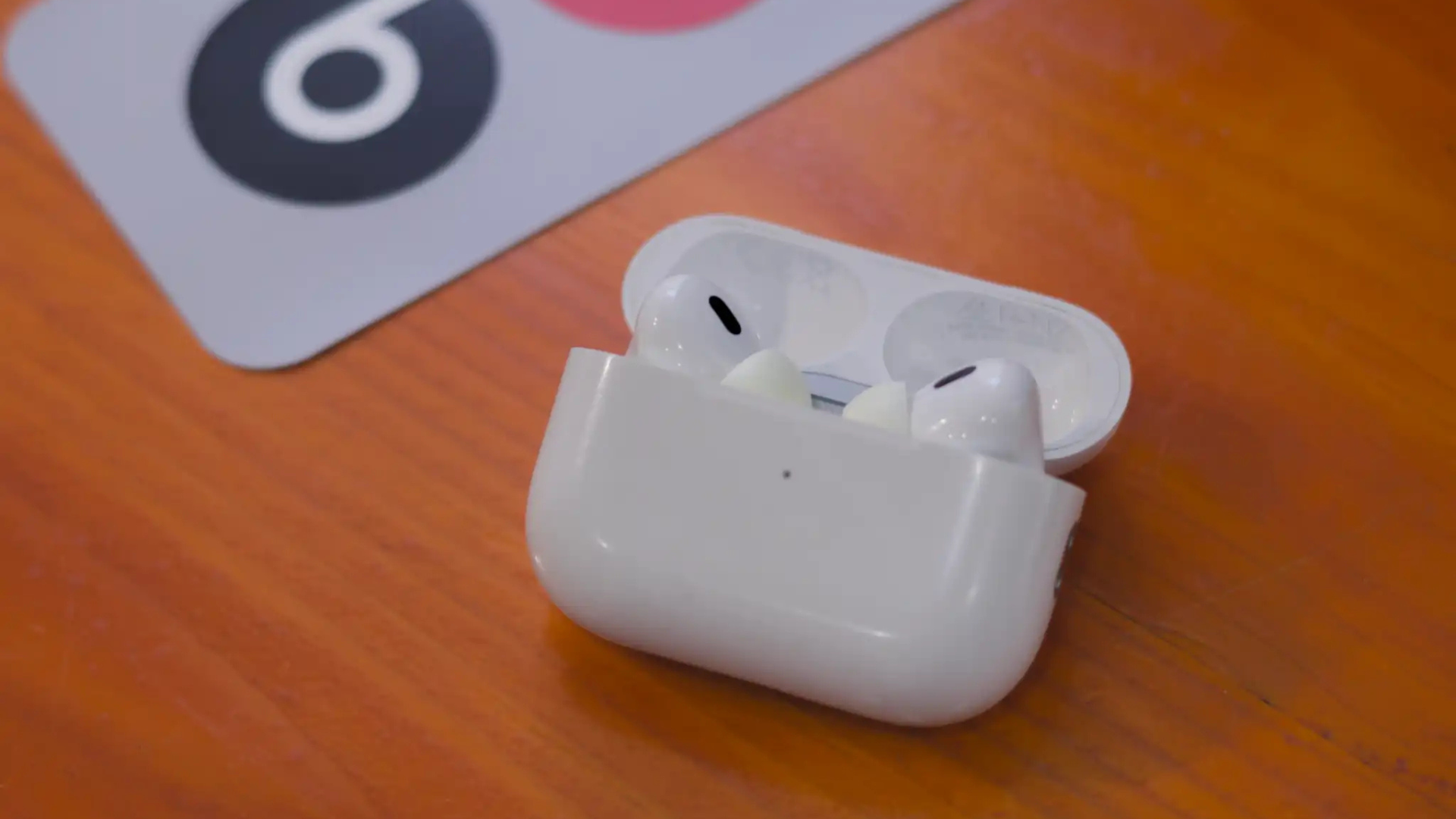 AirPods Pro 2 hay Powerbeats Pro 2? Đừng mua vội, hãy chờ AirPods Pro 3 7 AirPods Pro 2 hay Powerbeats Pro 2 Dung mua voi hay cho AirPods Pro 3 3
