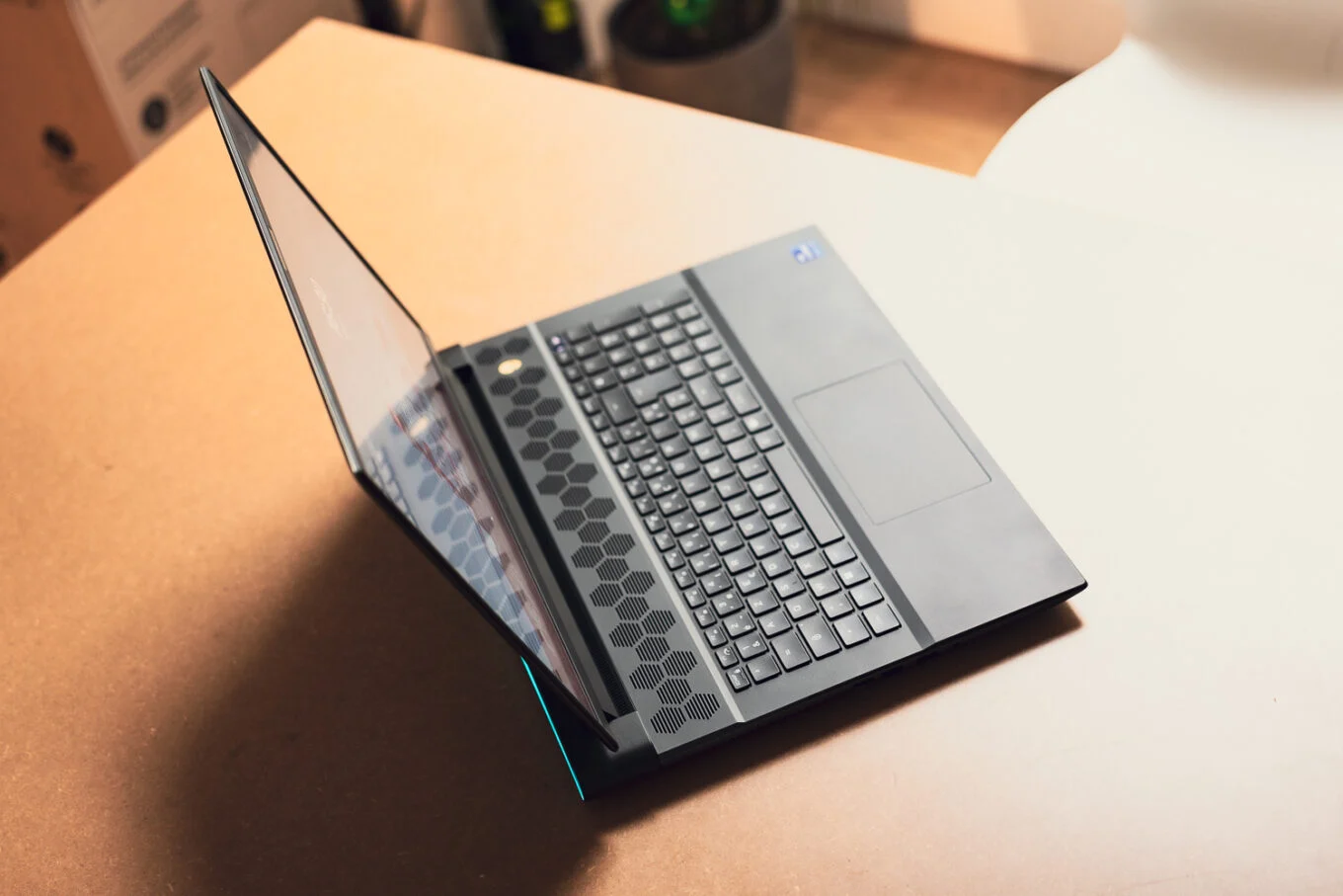 Đánh giá Alienware M18 R2 - "Quái vật" hiệu năng gaming thế hệ mới. 37 Alienware M18 R2 1