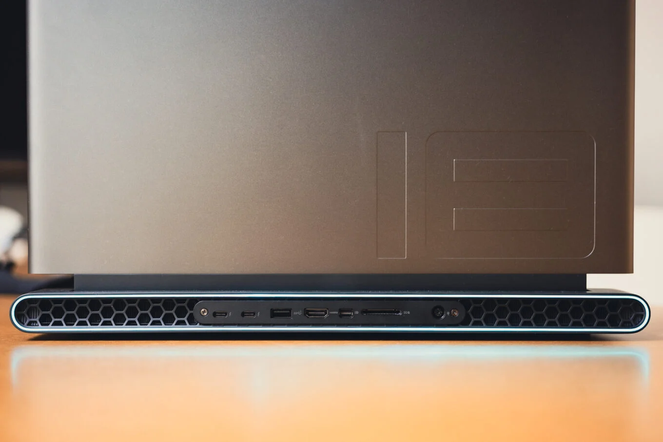 Đánh giá Alienware M18 R2 - "Quái vật" hiệu năng gaming thế hệ mới. 26 Alienware M18 R2 11