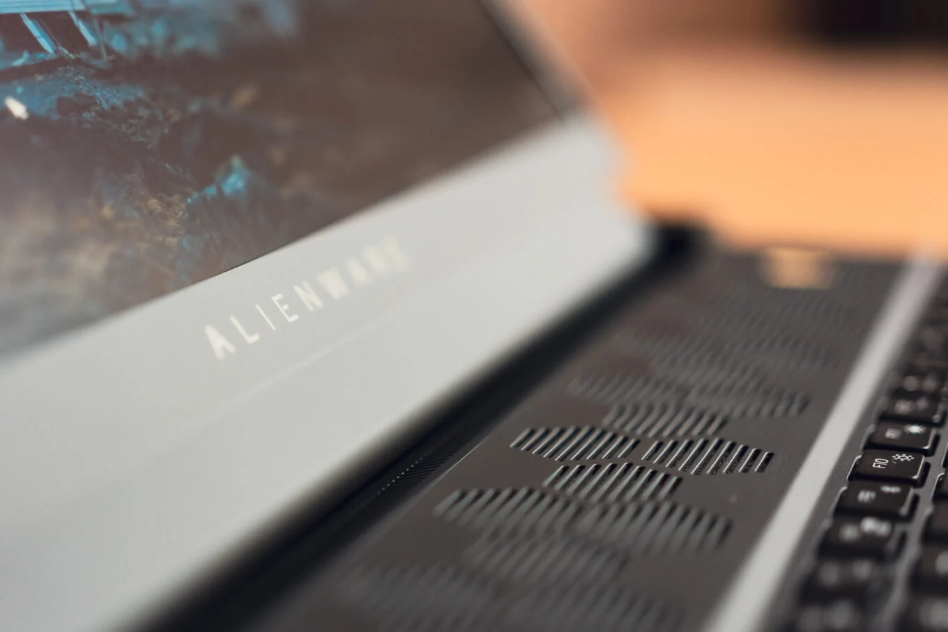 Đánh giá Alienware M18 R2 - "Quái vật" hiệu năng gaming thế hệ mới. 31 Alienware M18 R2 7