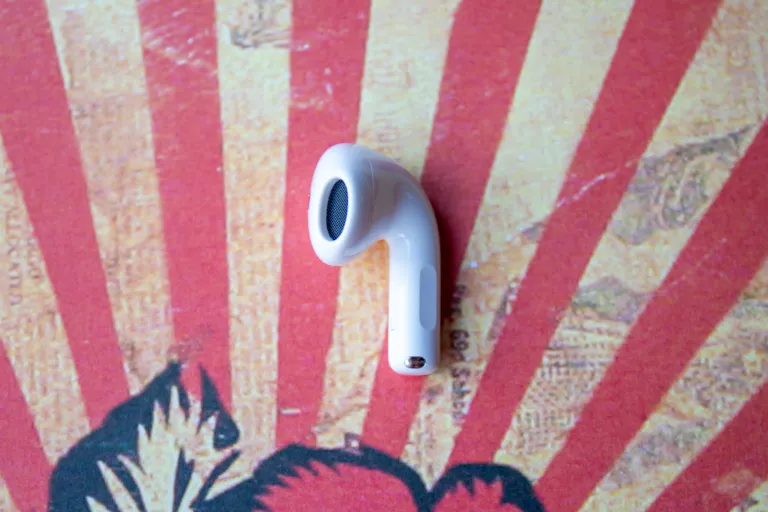 Đánh giá Apple AirPods 4 - Đỉnh cao âm thanh trong chiếc tai nghe nhỏ bé của Apple 33 Apple AirPods 4 3