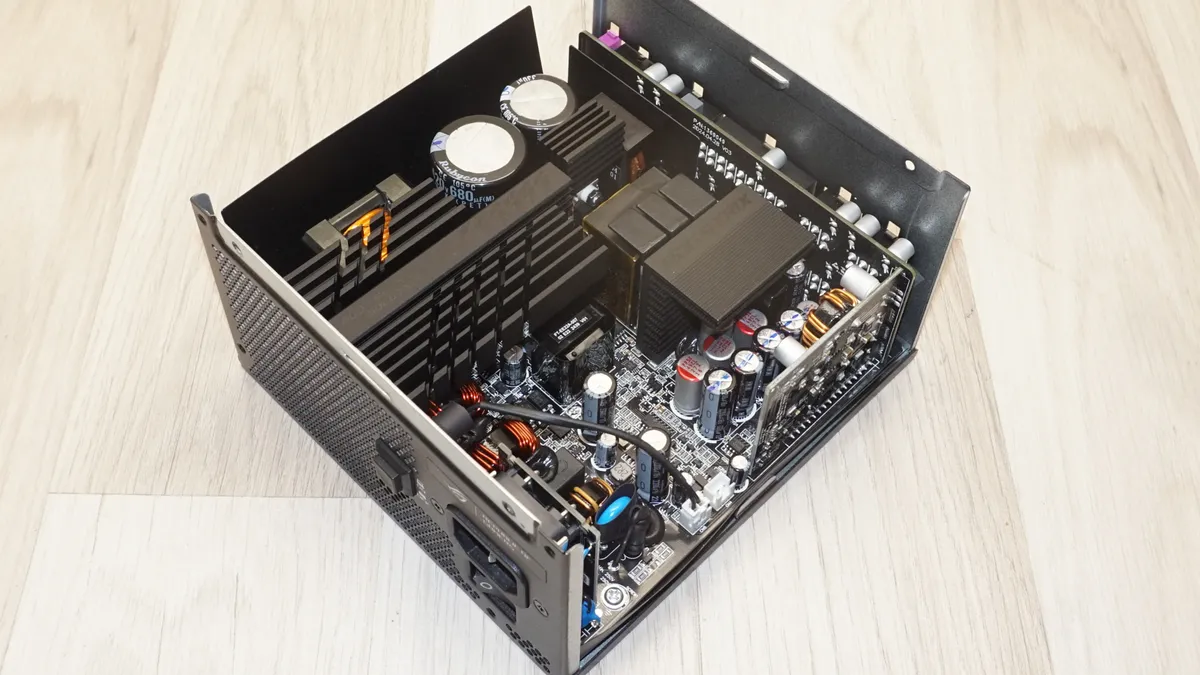 Asus ROG Strix 1000W 19